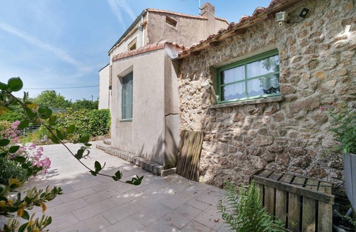 Tiffauges House | Le Logis des Douves – Gîte “Le Teiphalien” with Private Terrace, Garden & Wi-Fi