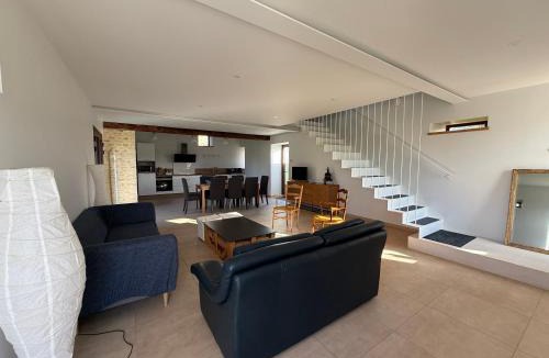 Longues-sur-Mer House | Le Pressoir, maison en pierres rénovée, au calme, grand jardin, vue dégagée sur les champs, belle terrasse, 3 chambres, 2 sdb, 2 WC, parking privé, 5 kms de Bayeux et 7 kms plage d'Arromanches au coeur des plages du débarquement