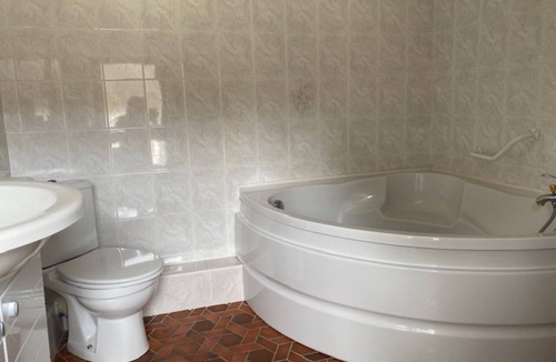 Chaumont-en-Vexin Bed & Breakfast | Le Relais Des Hirondelles Guest Room – Camélia with Garden Access