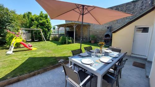 Vierville-sur-Mer House | Le So Wild, maison avec jardin clos, terrasse aménagée, 5 mn à pied commerce, terrain de tennis, à 800 m de la plage d'Omaha beach jeux arcade, jouets, matériel jeunes enfants enfants, table ping-pong