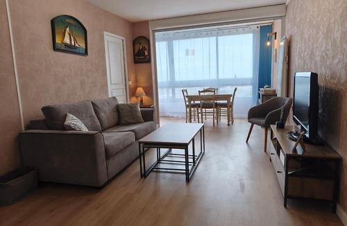 Courseulles-sur-Mer Apartment | Les Sables, cozy cottage with stunning sea views