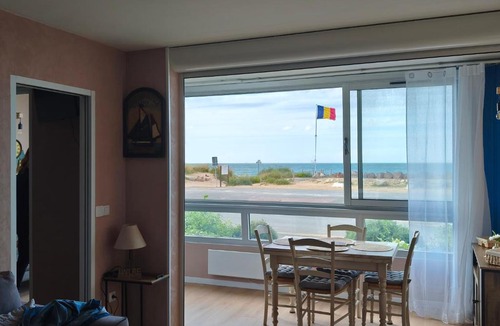 Courseulles-sur-Mer Apartment | Les Sables, cozy cottage with stunning sea views
