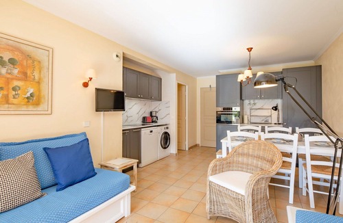 Les Issambres Apartment | Lovely apartment for 6 people with A/C, WIFI, pool, TV and terrace