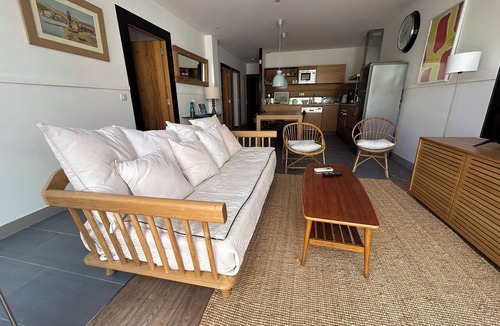 Perpignan House | Luxury air-conditioned 3-bedroom gîte with private terrace and shared swimming pool