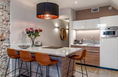 Cannes City Centre Apartment | Luxury Family 2BR - Prime Location, Walk to Beach & Shopping, Sunny Balcony - By Totolulu Cannes Hoche