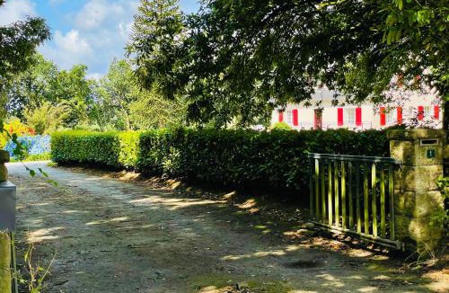 Plouguernevel House | Maison au calme grand jardin privé aire de jeux Lac de Guerledan