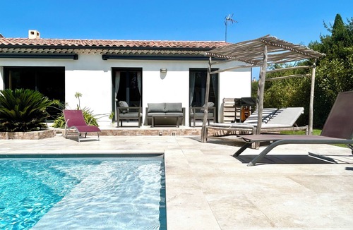 Chateauneuf-de-Gadagne Villa | Modern, air-conditioned villa, 2 bedrooms with pool and spa