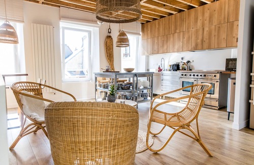 Port-en-Bessin-Huppain Apartment | Natural sea, spacious triplex 20 meters from the sea & 10km from Omaha Beach.