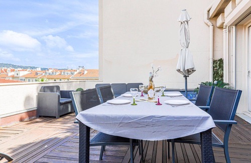 Carre d'Or Apartment | Nice apartment for 4 guests with WIFI, A/C, TV, terrace and pets allowed