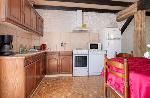 Questembert House | Non-air-conditioned country cottage near a farm