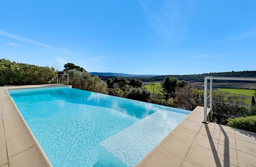 Eguilles House | Peace and relaxation by the pool. In the heart of Provence.