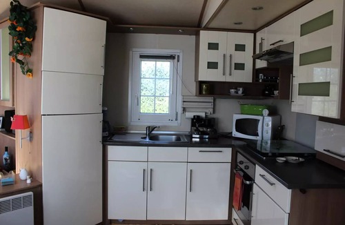 Balleroy House | Premium Villa 2-Bedroom Mobile Home - 40 m² + semi-covered patio + large garden; sleeps 4