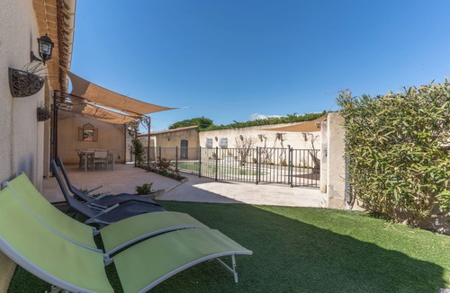 Pertuis Villa | Riad Provençale, with swimming pool, near a village located between sea and mountains.