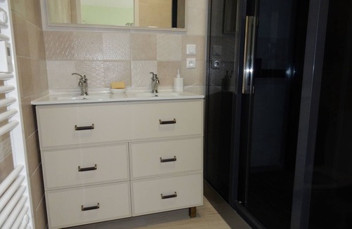 Graye-sur-Mer Bed & Breakfast | Room with bathroom, toilet, non-smoking, beachfront, new house