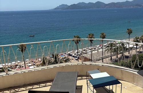Le Suquet Apartment | Seafront, panoramic view of Cannes bay, top floor terrace