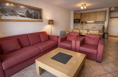 Saint-Martin-de-Belleville Apartment | Ski-in/Ski-out Spacious 3BR Apartment for 6 with Balcony and Free WiFi