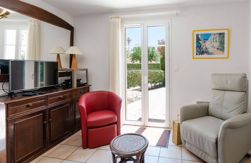 Narbonne-Plage Villa | Spacious 5-Room House with Pool, Terrace, WiFi, and Parking - Sleeps 8