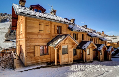 Plagne 1800 Ski Chalet | Spacious Central Chalet with Wifi and Pets Allowed