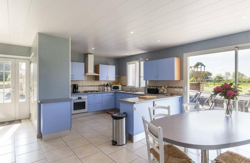 Hardinvast Cottage | Spacious house with enclosed garden near Cherbourg
