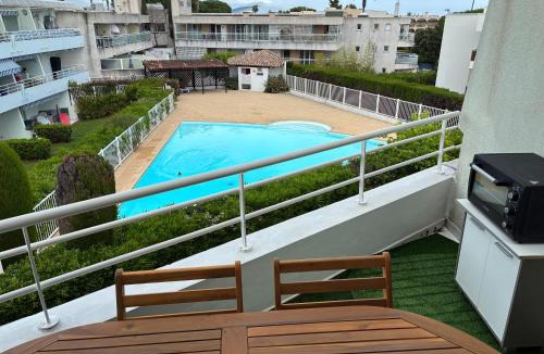 Villeneuve Loubet Beach Apartment | Studio confortable avec piscine à 2 min de la mer