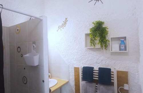 Argeles Gazost Apartment | Studio hypercentre, hyper calme à Argelès-Gazost, TOUT inclus