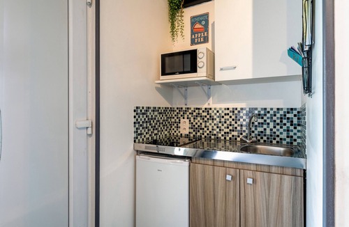 Taillades Apartment | Studio 'Luberon' with Mountain View, Wi-Fi and Air Conditioning