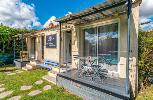 Taillades Apartment | Studio 'Luberon' with Mountain View, Wi-Fi and Air Conditioning