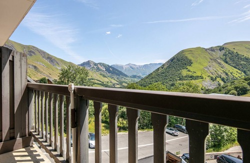 Saint-Sorlin-d'Arves Apartment | Studio with a balcony and a view of the mountains