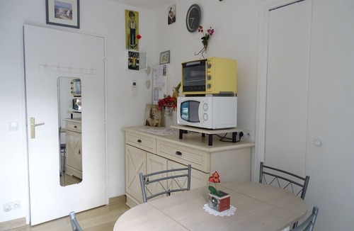 Carnot Apartment | STUDIO WITH TERRACE OF 40M ² IN RESIDENCE SECURISEE