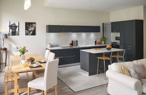 Musicians Quarter Apartment | Sunlight Properties GISELE: Hyper centre, 1 bedroom with bright modern living