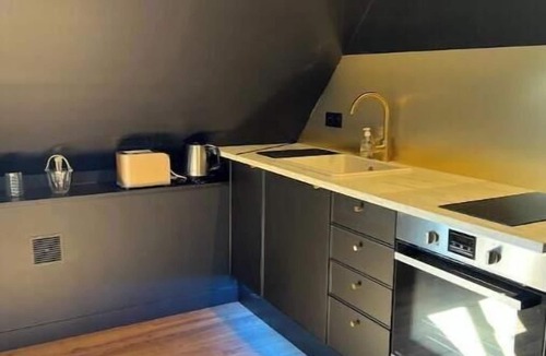 Eu Apartment | The ISAHORA Suite - Romantic love room with whirlpool bath by the sea