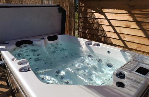 Riec-sur-Belon Ski Chalet | Tiny Chaumière - Escapade Romantique - Chaumière et Jacuzzi Privatif proche Pont-Aven