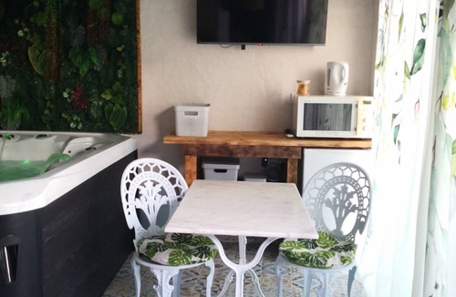 Saint-Martin-Boulogne Bed & Breakfast | “V et Spa Jungle” Guest Room with Private Spa, Terrace, Wi-Fi & Air Conditioning