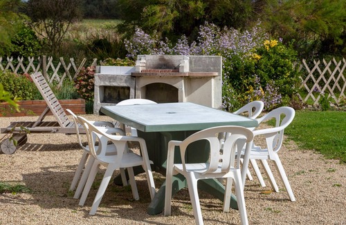 Plovan House | Vacation Home "Chaumière Ty Plouz" with Private Terrace, Private Garden and Wi-Fi