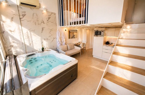Saint-Laurent-du-Var Apartment | Villa Bono Romantic Suite & Private Jacuzzi