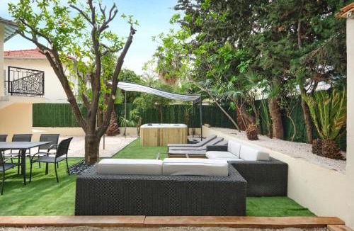 La Californie Villa | VILLA DES PERGOLAS -6 Bdrs - 5 bathrs -Parking -Jardin -JACUZZI -TRAMstation , 10 min beach