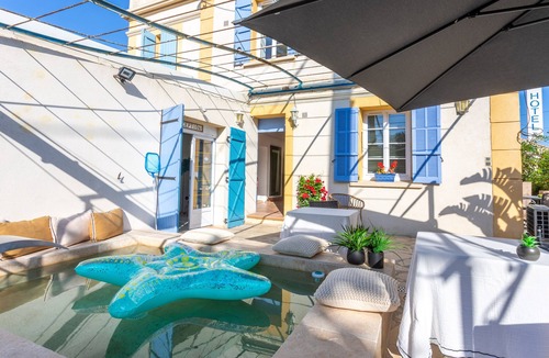 Saint-Aygulf Villa | Villa 'L'escale Au Soleil' with Sea View, Wi-Fi, and Air Conditioning