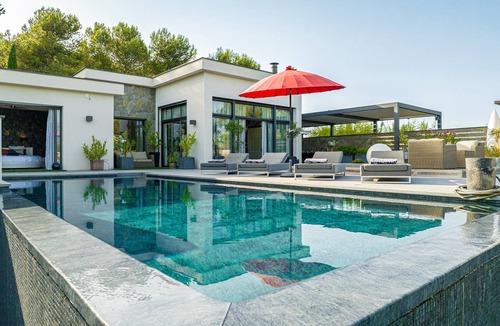 Saint-Gely-du-Fesc Villa | Villa 'Prestigieuse Spa 2 Piscines' with Sea View, Wi-Fi and Air Conditioning