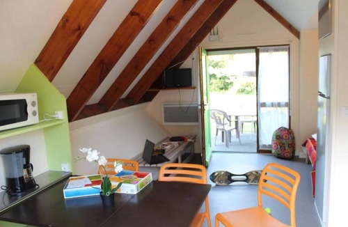 Merdrignac House | ZEcamping 3 étoiles piscine chauffée locatif TV BBQ 33m2