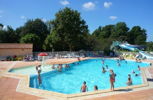 Challans House | ZEcamping 4 étoiles familial parc aquatique locatif TV BBQ 40m2