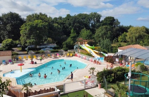 Challans House | ZEcamping 4* familial espace aquatique dog friendly locatif TV BBQ