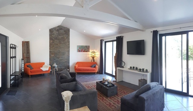 115m2 HOUSE in the countryside and 5kms from the beach.