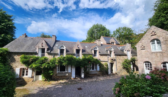 1930s-style house, large garden, 10-minute walk to beach. Ideal for 2 to 3 families.