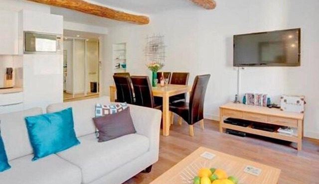2 Bedroom Apartment Paces from Place Garibaldi, On the Edge of the Old Town.