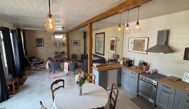 2-bedroom cottage close to D-Day Beaches and Bayeux at the historic Maison Neuve