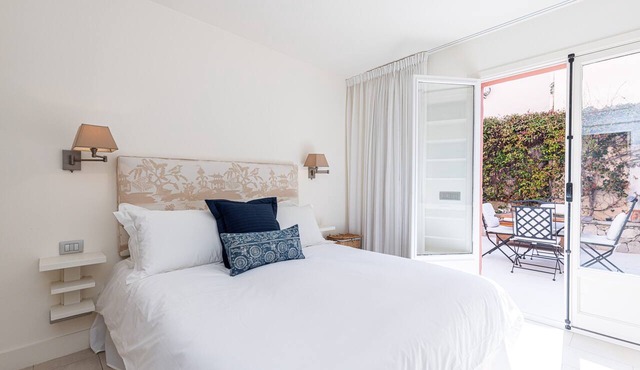 2 bedroom apartment with both balcony and private terrace