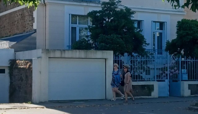 2 bedrooms, ideal for couples or friends, in a "mansion" near the swimming pool