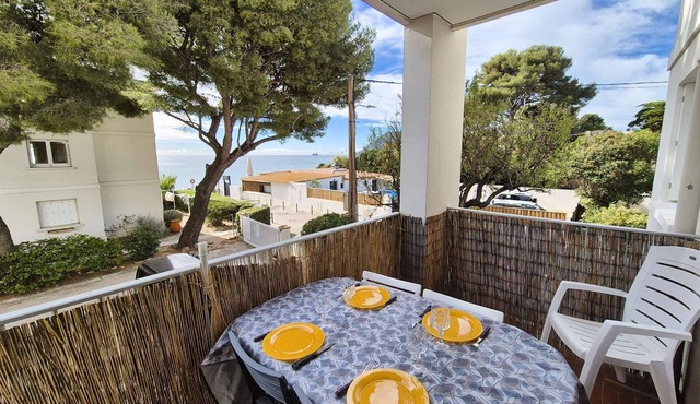 3 Bedroom Apartment, Sea View, walk to all