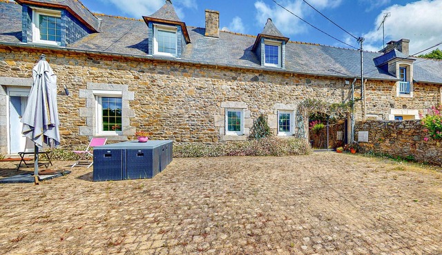 3 bedroom gorgeous home in Plouagat