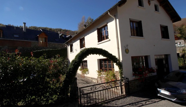 3★ South-Facing Vacation Rental for 10 People: Garden, Garage, Wi-Fi, 4 Bedrooms, 2 Bathrooms